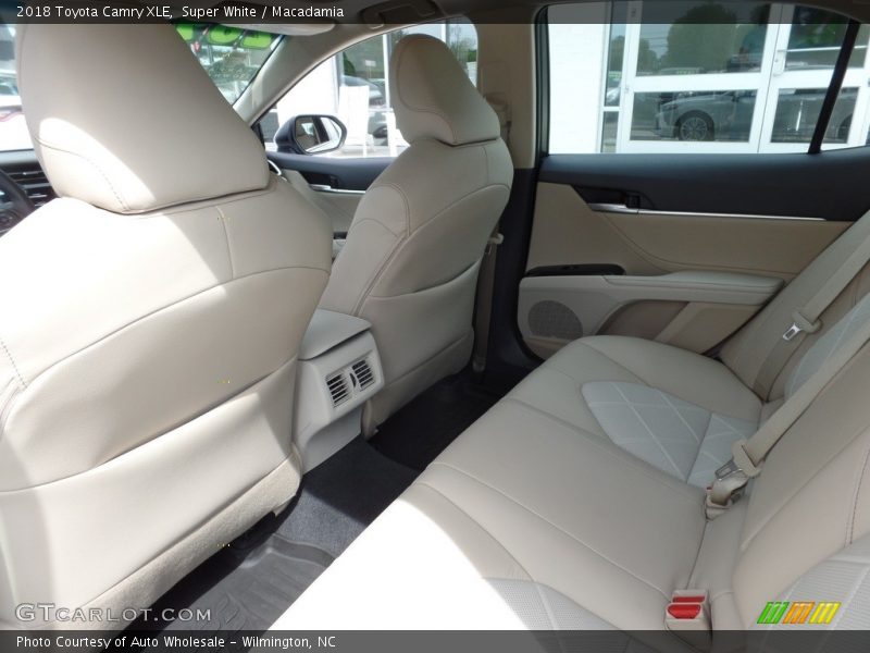 Super White / Macadamia 2018 Toyota Camry XLE