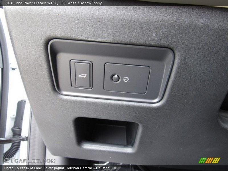 Fuji White / Acorn/Ebony 2018 Land Rover Discovery HSE