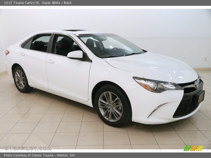 Super White / Black 2015 Toyota Camry SE