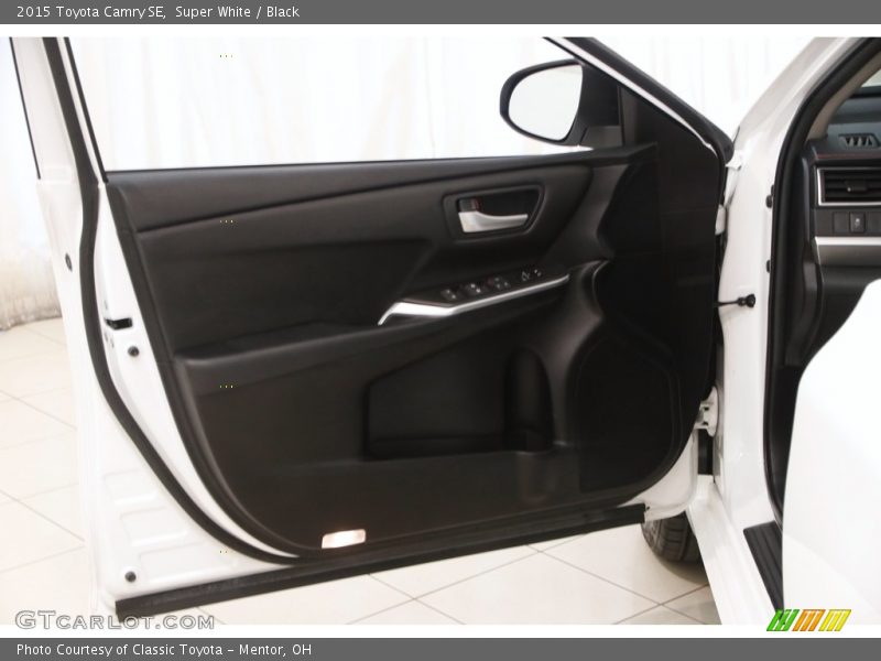 Super White / Black 2015 Toyota Camry SE