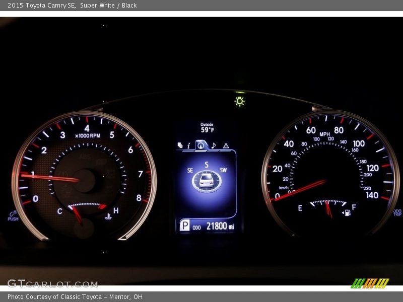 Super White / Black 2015 Toyota Camry SE