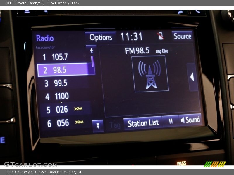 Super White / Black 2015 Toyota Camry SE