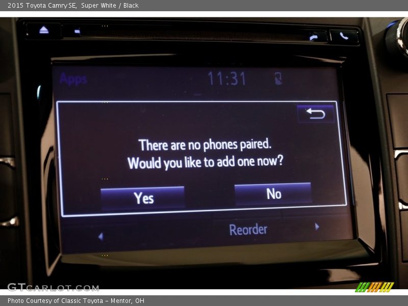 Super White / Black 2015 Toyota Camry SE