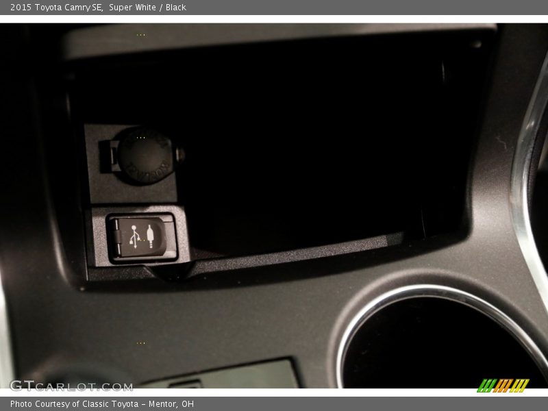 Super White / Black 2015 Toyota Camry SE