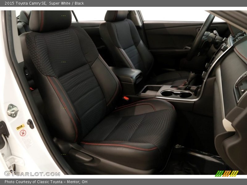 Super White / Black 2015 Toyota Camry SE