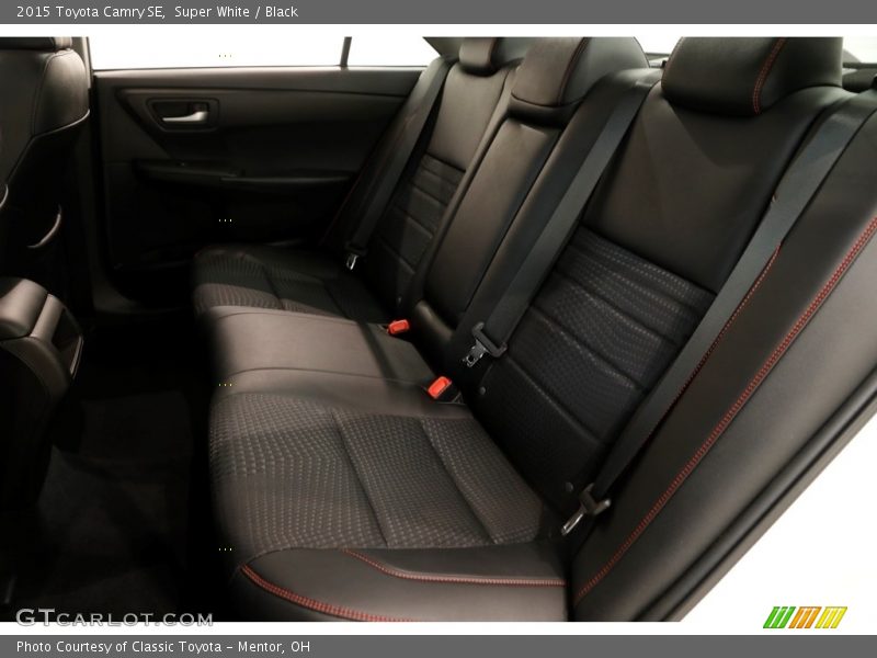 Super White / Black 2015 Toyota Camry SE