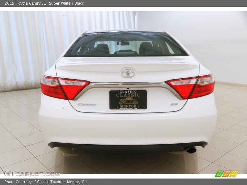 Super White / Black 2015 Toyota Camry SE