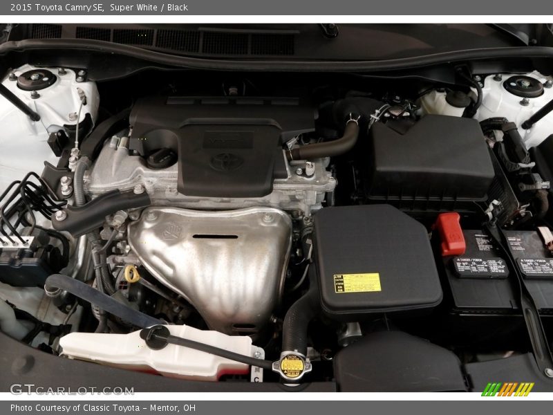 Super White / Black 2015 Toyota Camry SE