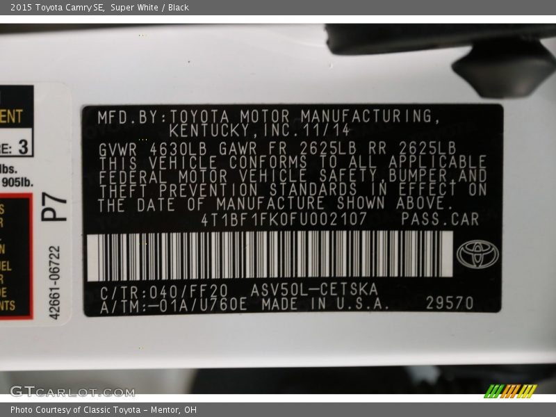 Super White / Black 2015 Toyota Camry SE