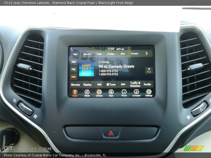 Diamond Black Crystal Pearl / Black/Light Frost Beige 2019 Jeep Cherokee Latitude