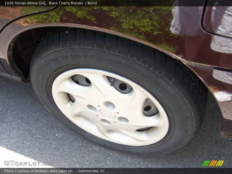 Black Cherry Metallic / Blond 1999 Nissan Altima GXE