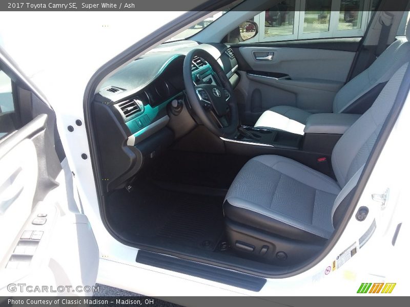 Super White / Ash 2017 Toyota Camry SE