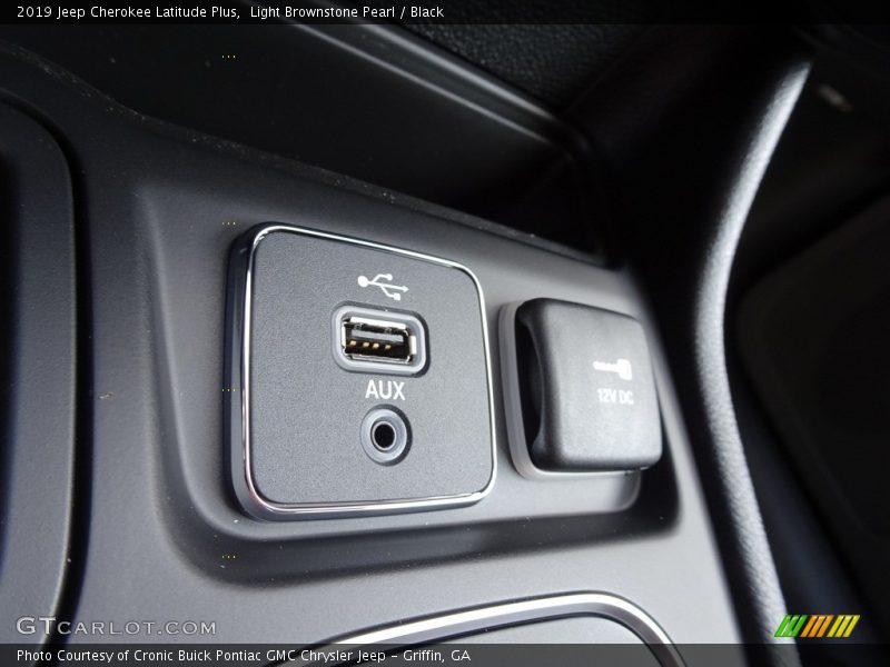 Light Brownstone Pearl / Black 2019 Jeep Cherokee Latitude Plus