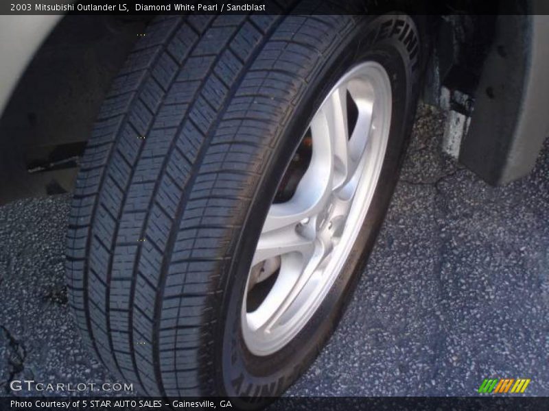 Diamond White Pearl / Sandblast 2003 Mitsubishi Outlander LS