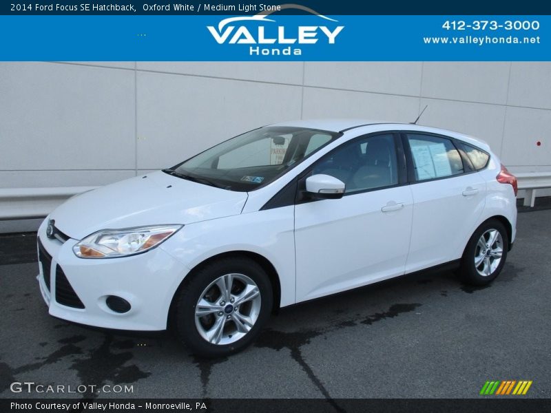 Oxford White / Medium Light Stone 2014 Ford Focus SE Hatchback