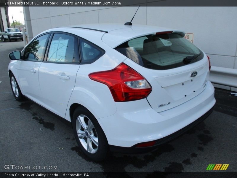 Oxford White / Medium Light Stone 2014 Ford Focus SE Hatchback
