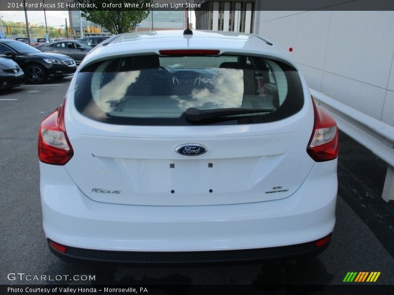 Oxford White / Medium Light Stone 2014 Ford Focus SE Hatchback