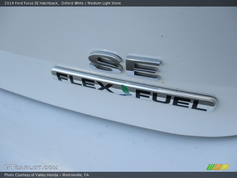 Oxford White / Medium Light Stone 2014 Ford Focus SE Hatchback