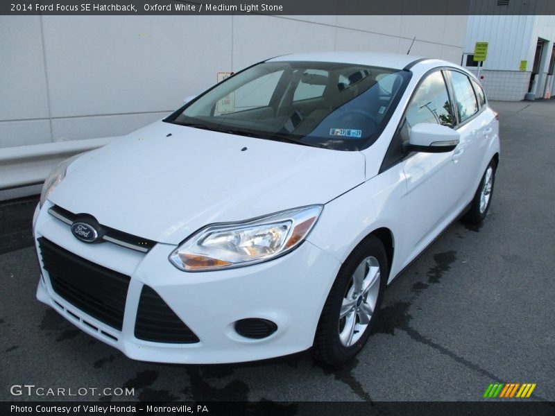 Oxford White / Medium Light Stone 2014 Ford Focus SE Hatchback