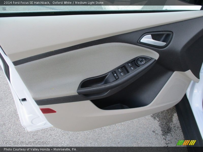 Oxford White / Medium Light Stone 2014 Ford Focus SE Hatchback