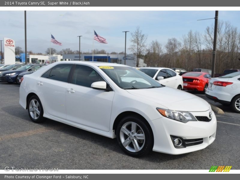 Super White / Black/Ash 2014 Toyota Camry SE