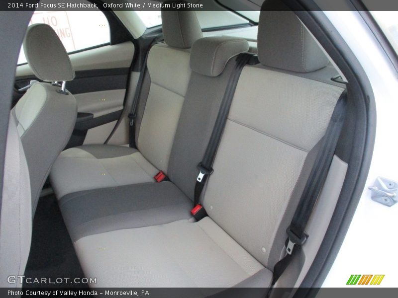 Oxford White / Medium Light Stone 2014 Ford Focus SE Hatchback
