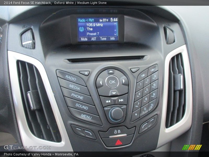 Oxford White / Medium Light Stone 2014 Ford Focus SE Hatchback