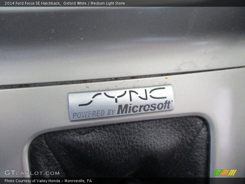 Oxford White / Medium Light Stone 2014 Ford Focus SE Hatchback