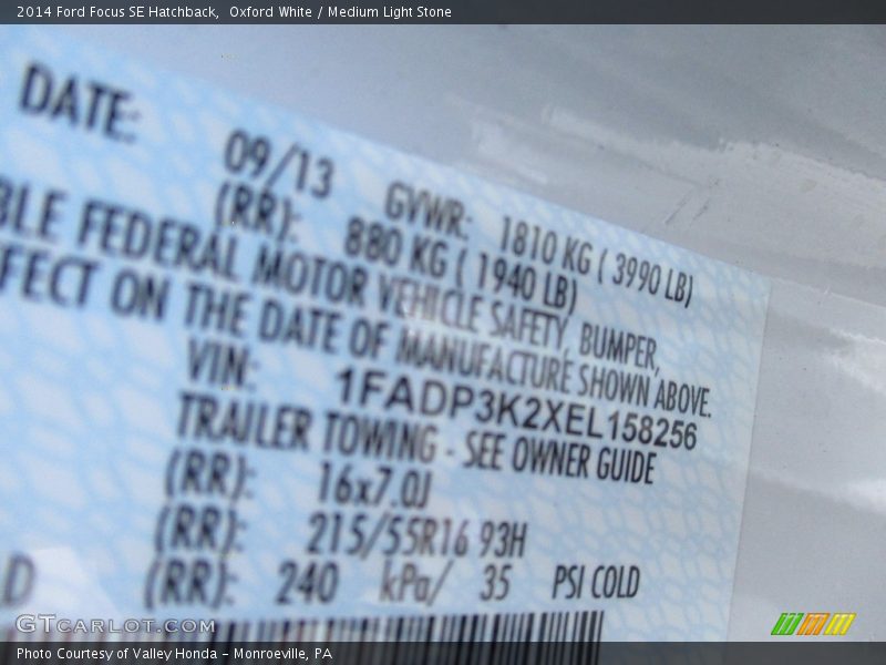 Oxford White / Medium Light Stone 2014 Ford Focus SE Hatchback