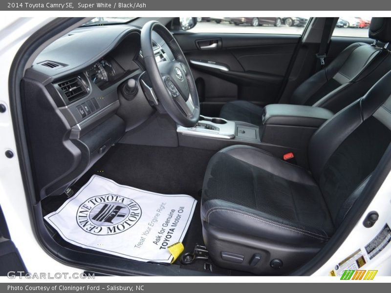 Super White / Black/Ash 2014 Toyota Camry SE
