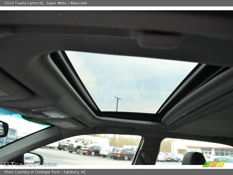 Super White / Black/Ash 2014 Toyota Camry SE