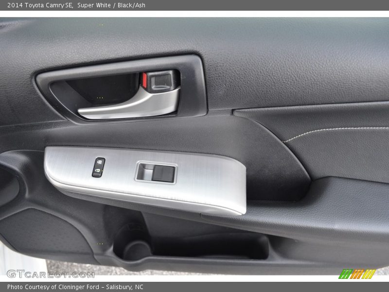Super White / Black/Ash 2014 Toyota Camry SE