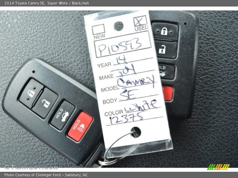 Super White / Black/Ash 2014 Toyota Camry SE