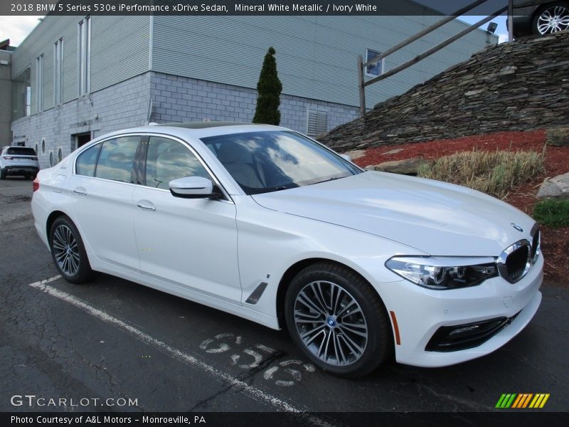 Mineral White Metallic / Ivory White 2018 BMW 5 Series 530e iPerfomance xDrive Sedan