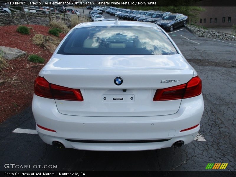 Mineral White Metallic / Ivory White 2018 BMW 5 Series 530e iPerfomance xDrive Sedan