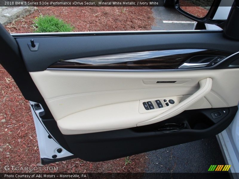 Mineral White Metallic / Ivory White 2018 BMW 5 Series 530e iPerfomance xDrive Sedan