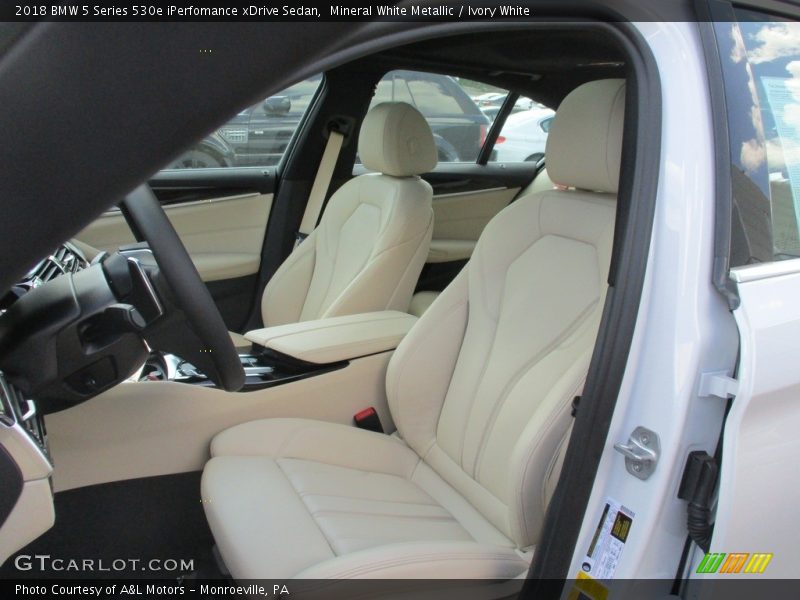 Mineral White Metallic / Ivory White 2018 BMW 5 Series 530e iPerfomance xDrive Sedan