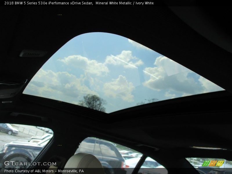 Mineral White Metallic / Ivory White 2018 BMW 5 Series 530e iPerfomance xDrive Sedan