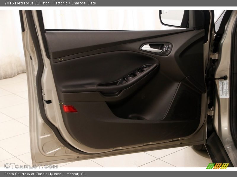 Tectonic / Charcoal Black 2016 Ford Focus SE Hatch