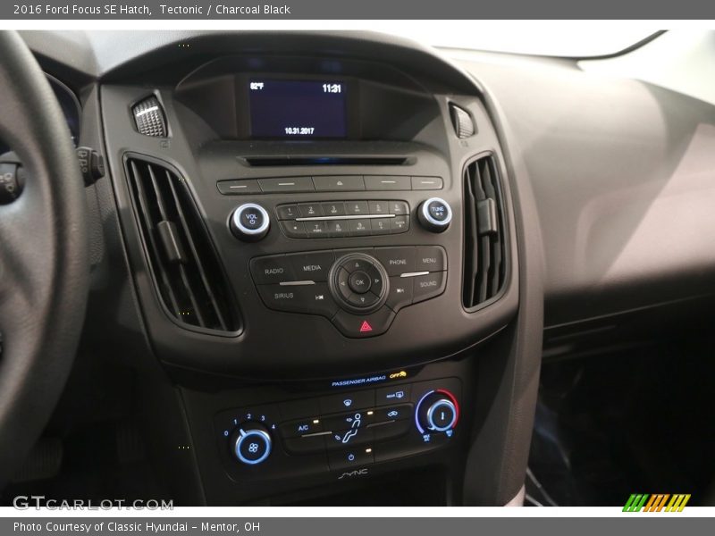 Tectonic / Charcoal Black 2016 Ford Focus SE Hatch