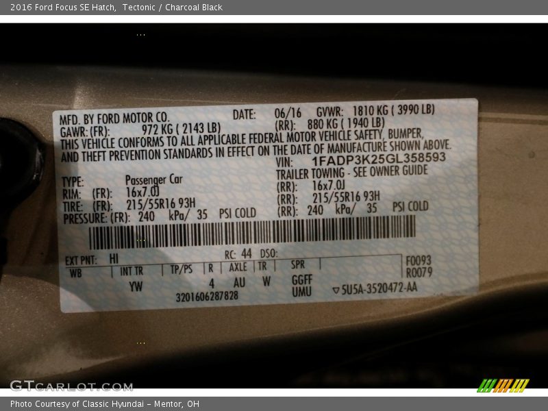 Tectonic / Charcoal Black 2016 Ford Focus SE Hatch