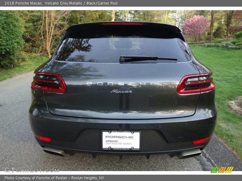 Volcano Grey Metallic / Black/Garnet Red 2018 Porsche Macan