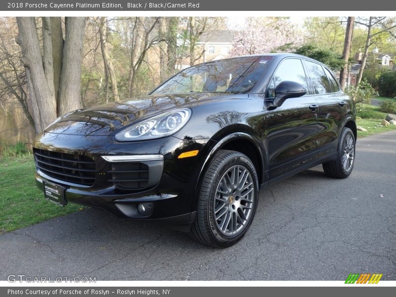 Front 3/4 View of 2018 Cayenne Platinum Edition