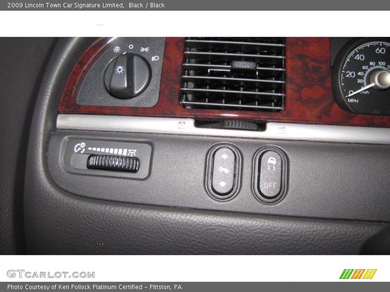 Black / Black 2009 Lincoln Town Car Signature Limited