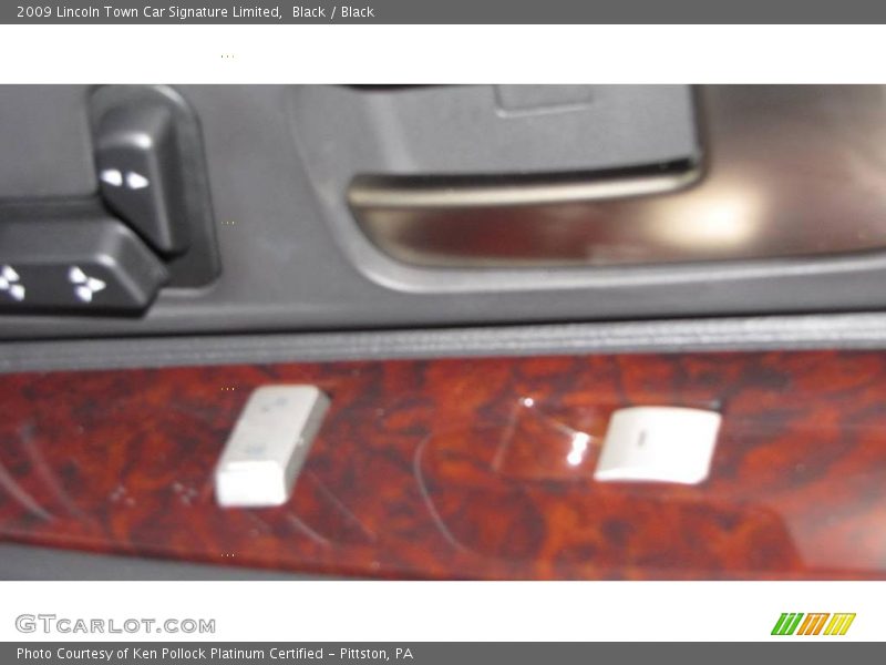 Black / Black 2009 Lincoln Town Car Signature Limited