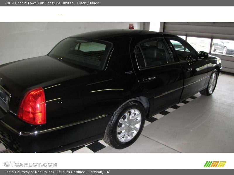 Black / Black 2009 Lincoln Town Car Signature Limited