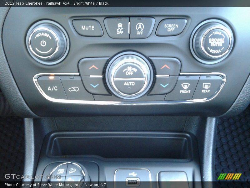 Bright White / Black 2019 Jeep Cherokee Trailhawk 4x4