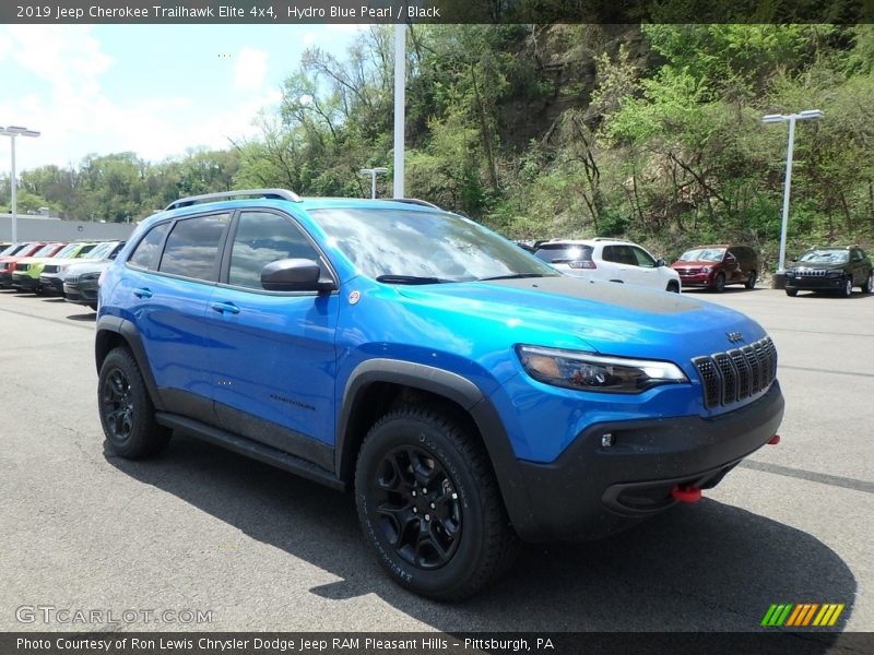 Front 3/4 View of 2019 Cherokee Trailhawk Elite 4x4