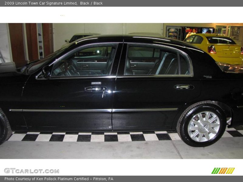 Black / Black 2009 Lincoln Town Car Signature Limited
