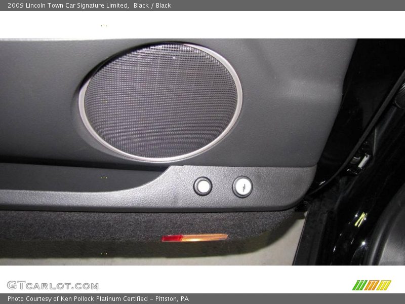 Black / Black 2009 Lincoln Town Car Signature Limited